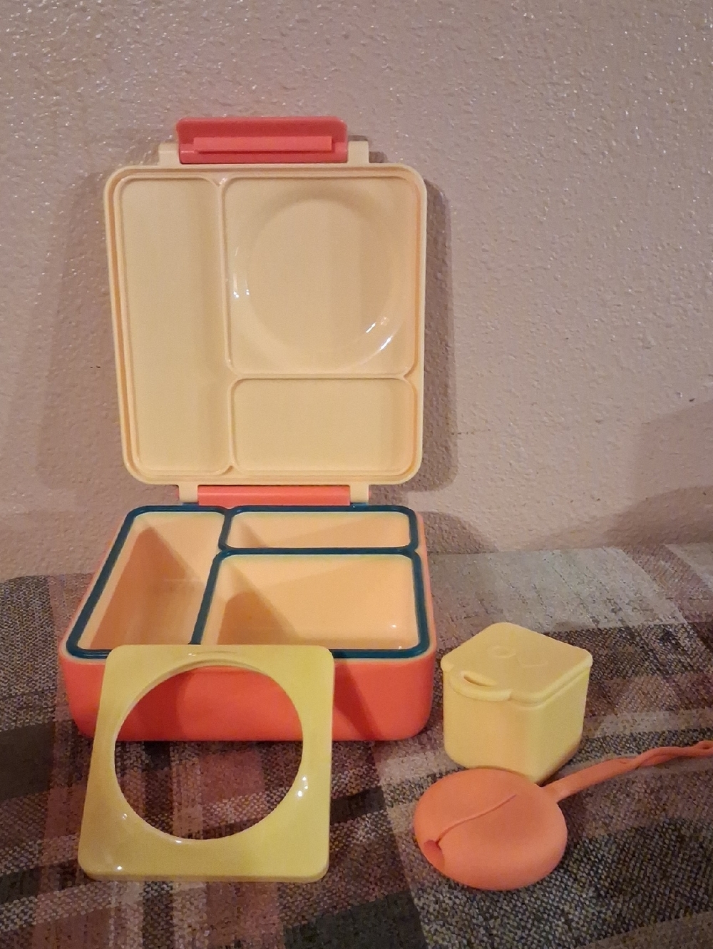 Omie Lunchbox Yellow With Dip Container